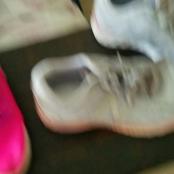 Gently worn sneaker - Picture 2 of 3